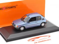Peugeot 205 Byggeår 1990 lys blå metallisk 1:43 Minichamps