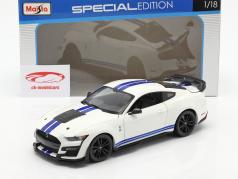 Ford Mustang Shelby GT500 Année de construction 2020 blanc avec bleu rayures 1:18 Maisto