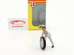 monteur Georges in wit jumpsuit 1930 jaren figuur 1:18 LeMansMiniatures