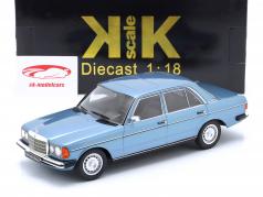 Mercedes-Benz 230E (W123) Byggeår 1975 lyseblå metallic 1:18 KK-Scale