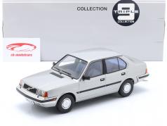 Volvo 360 Byggeår 1987 sølvgrå metallisk 1:18 Triple9