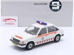 Opel Kadett D オランダの 警察 1984 白 1:18 Triple9