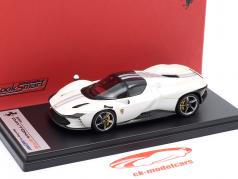 Ferrari Daytona SP3 Bouwjaar 2021 parelwit 1:43 Er goed uitzien