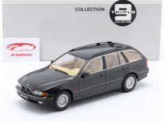 BMW 5 Series Touring (E39) Byggeår 1998 space sort metallisk 1:18 Triple9