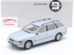 BMW 5 Series Touring (E39) Byggeår 1998 arktisk sølv metallisk 1:18 Triple9