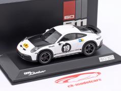 Porsche 911 (992) Dakar #19 Ano de construção 2023 branco / preto 1:43 Spark