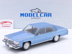 Cadillac Fleetwood Brougham Año de construcción 1982 azul claro metálico 1:18 ModelCar Group
