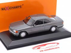 Mercedes-Benz 560 SEC (C126) bouwjaar 1980 grijs metalen 1:43 Minichamps