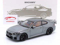BMW M2 (G87) Año de construcción 2023 aburrido gris 1:18 Minichamps