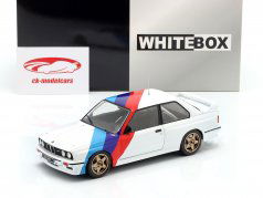 BMW M3 (E30) Année de construction 1989 blanc / décor 1:24 WhiteBox