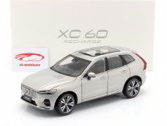 Volvo XC60 Recharge Bouwjaar 2022 zilver 1:18 Paudi