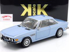 BMW 3.0 CSi (E9) と アルピナのリム 建設年 1971 水色 メタリック 1:12 KK-Scale