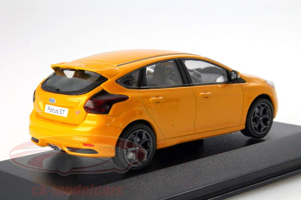 Ford Focus ST Год 2012 оранжевый металлический 1:43 Minichamps