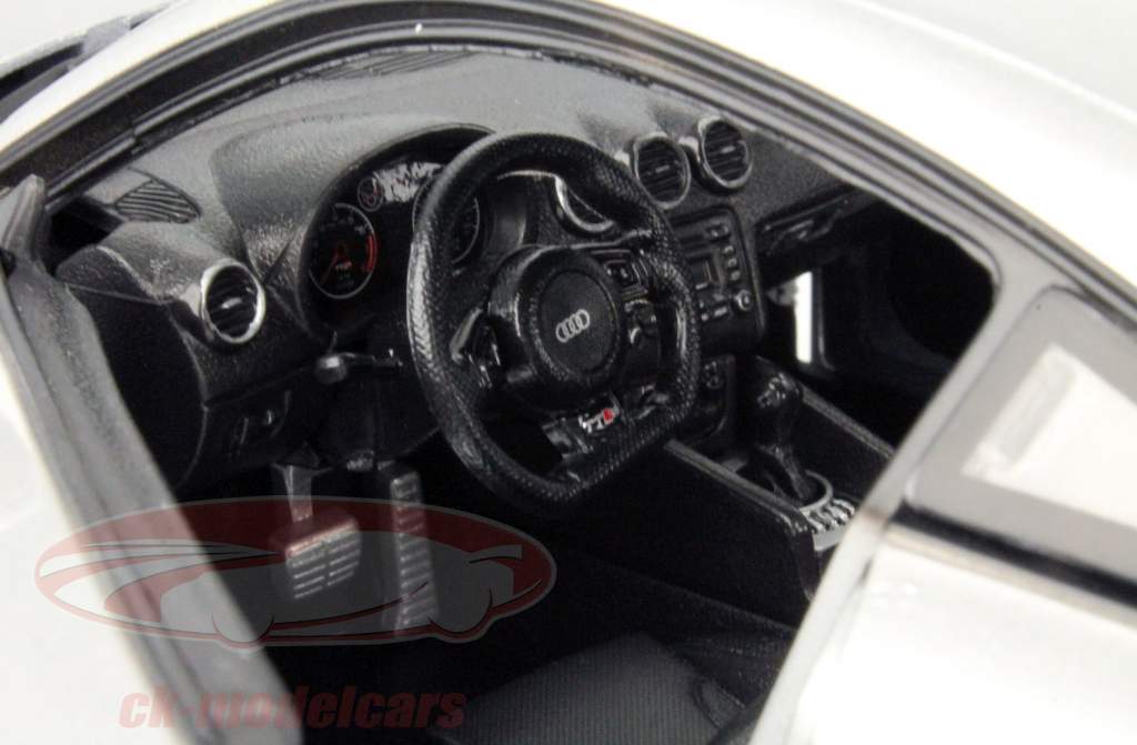 アウディ TT RS 銀 1:18 完成モデル