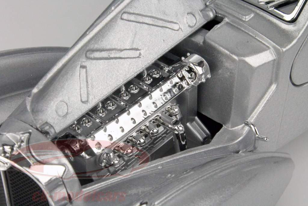 Bugatti Atlantic Baujahr 1936 silber 1:24 Bburago
