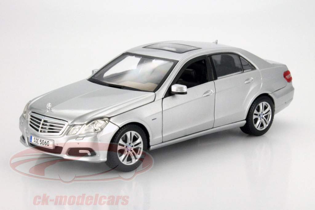 Mercedes-Benz E-Class Ano 2009 prata 1:18 Maisto
