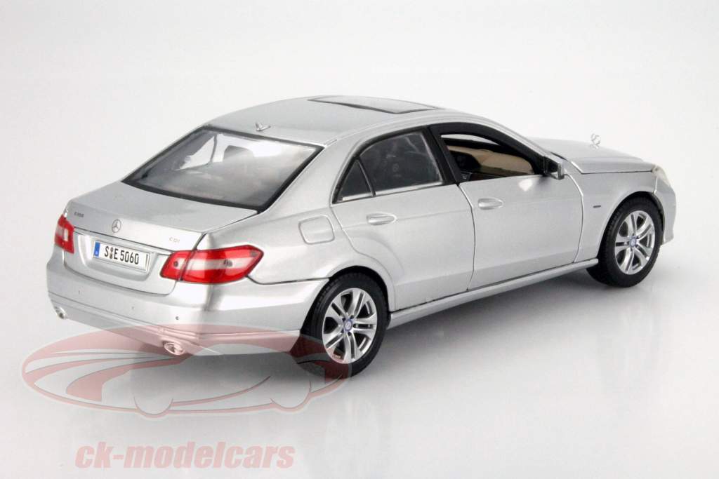 Mercedes-Benz E-Class Ano 2009 prata 1:18 Maisto