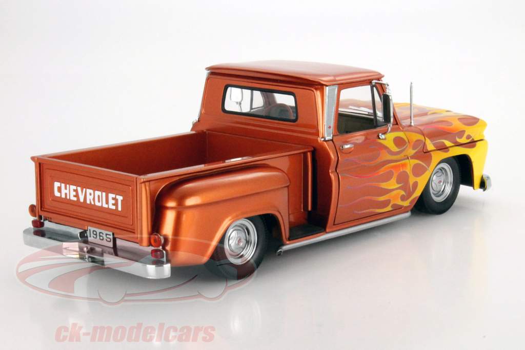 Chevrolet Корвет C-10 Stepside Пикап Lowrider 1965 оранжевый металлический 1:18 SunStar