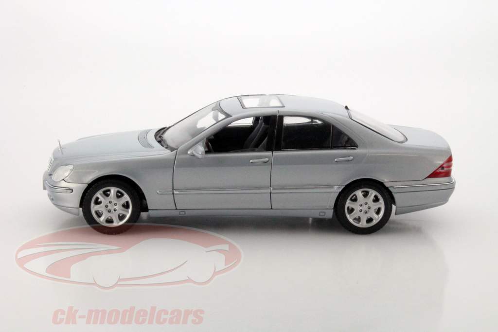Mercedes-Benz S-Class silver 1:18 Maisto