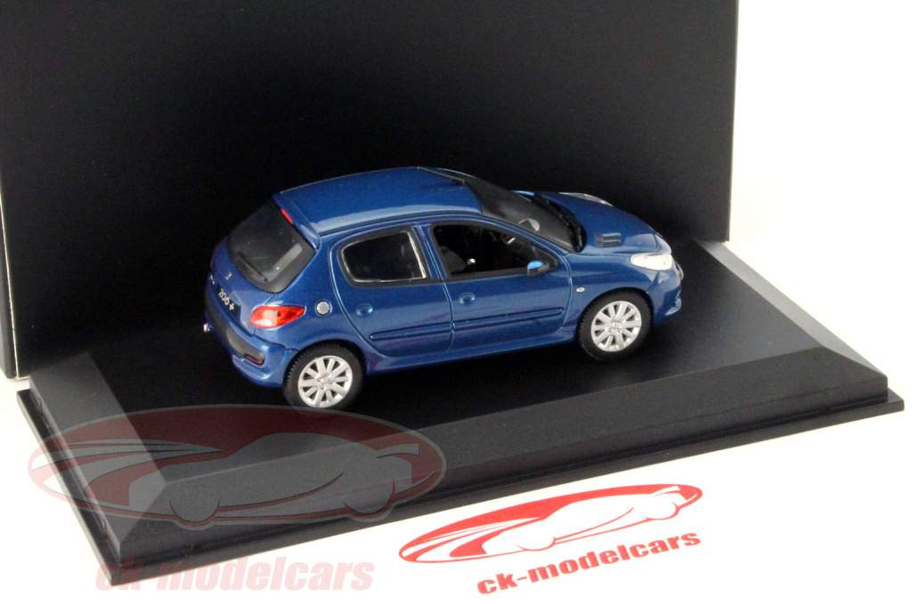 Norev 1:43 2009ブルーメタリック分完成モデルに建てられた