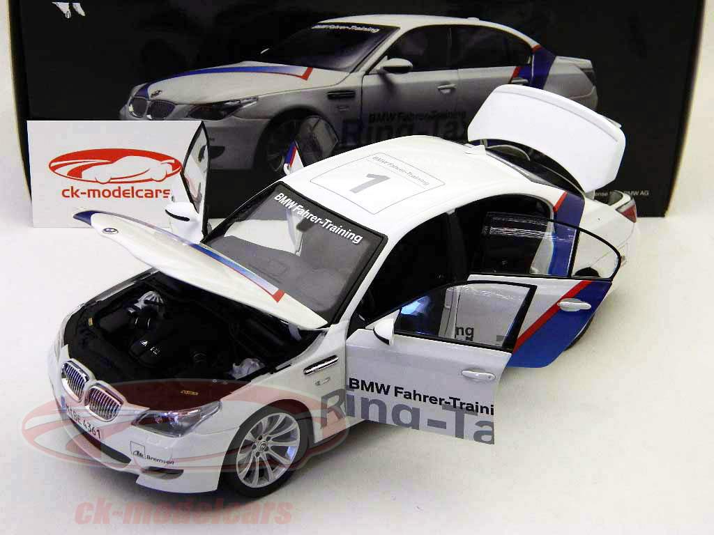 ミニカー KYOSHO BMW M5 Sedan 1:18 京商 ミニカー | 販売終了: KYOSHO 1/18 BMW M5 Sedan Carbon