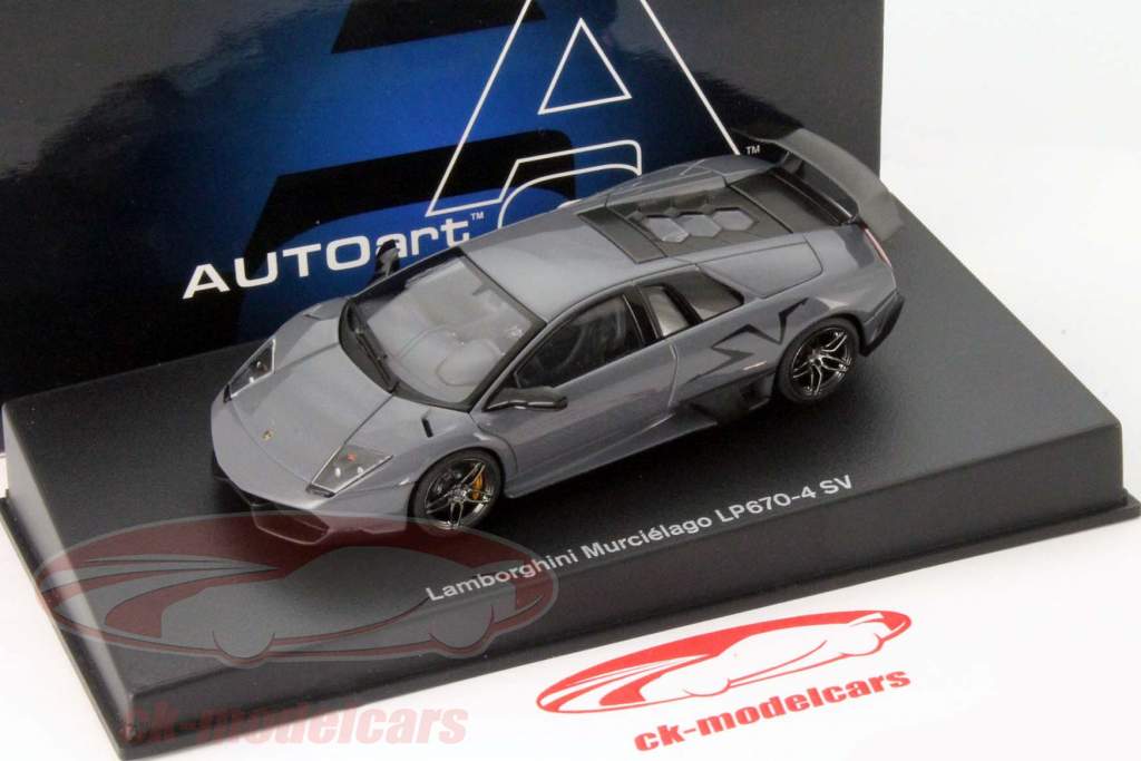 Lamborghini Murcielago LP670-4 SV del año 2009 gris AUTOart 1:43