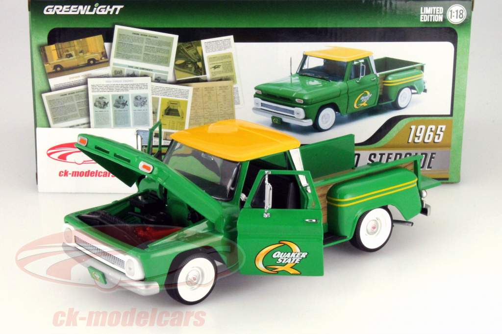 Chevrolet C-10 Stepside Pick Up Quaker State Год 1965 зеленый 1:18 Greenlight