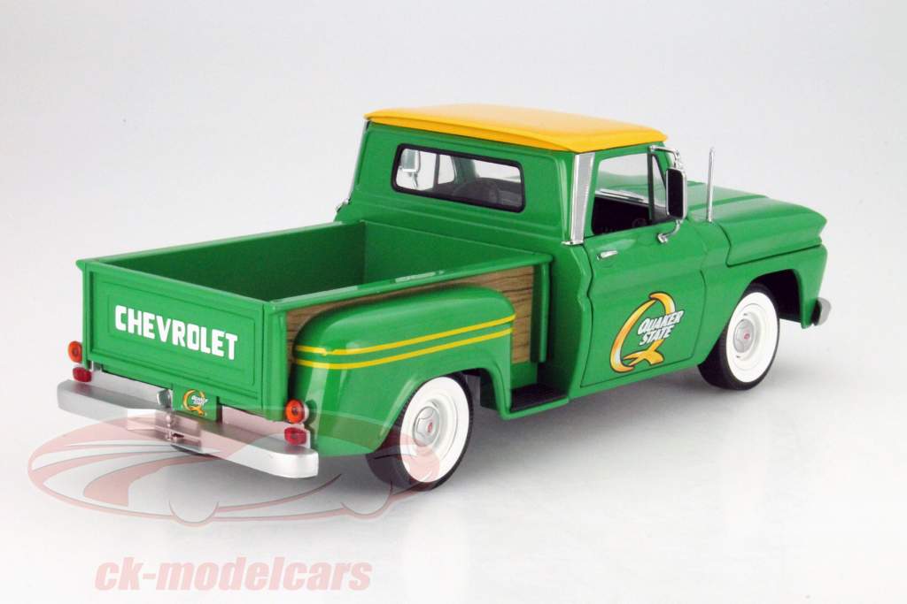 Chevrolet C-10 Stepside Pick Up Quaker State Год 1965 зеленый 1:18 Greenlight