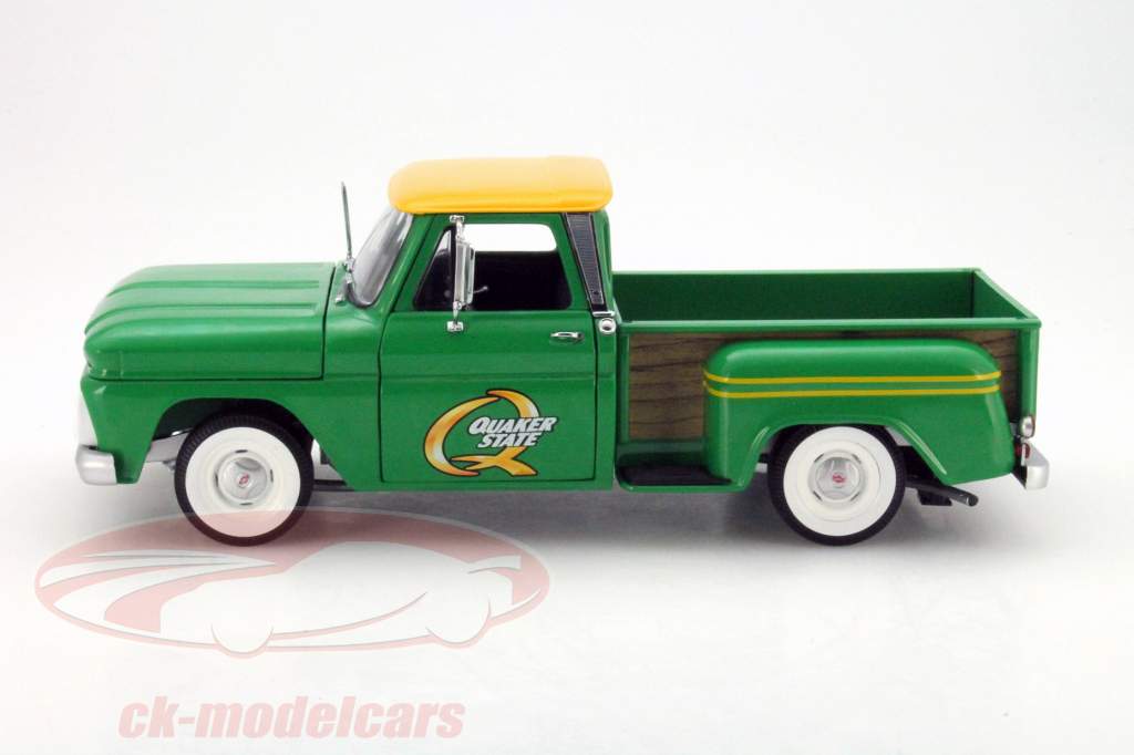 Chevrolet C-10 Stepside Pick Up Quaker State Год 1965 зеленый 1:18 Greenlight