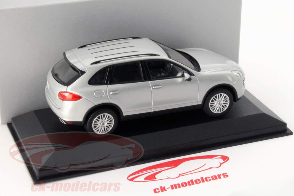Porsche Cayenne silber metallic 1:43 Minichamps