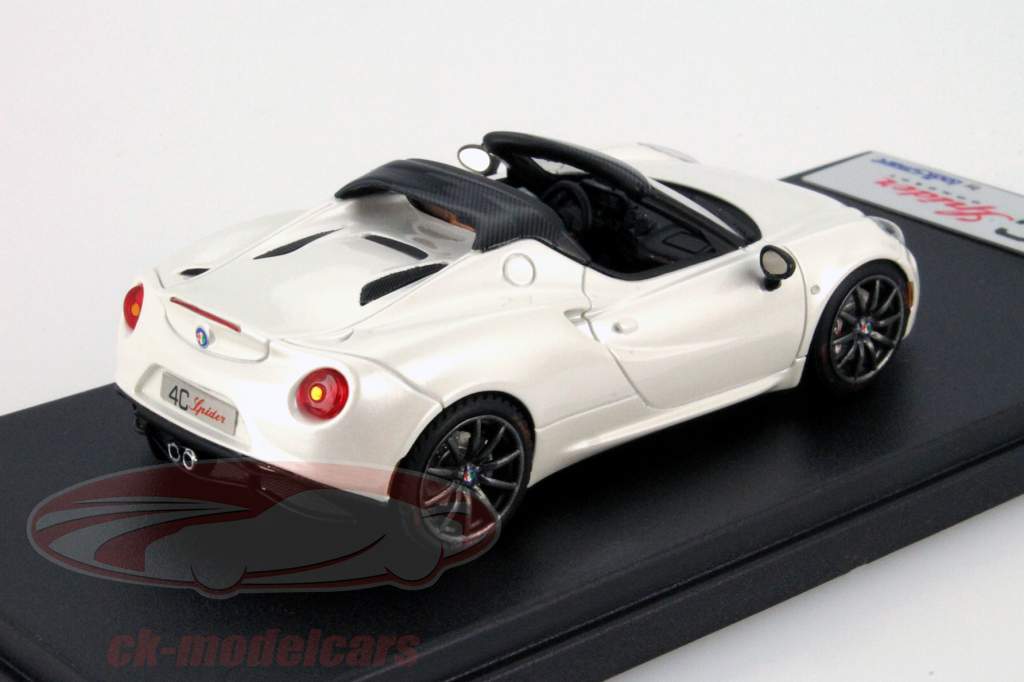 Alfa Romeo 4C Spyder parelwit 1:43 LookSmart