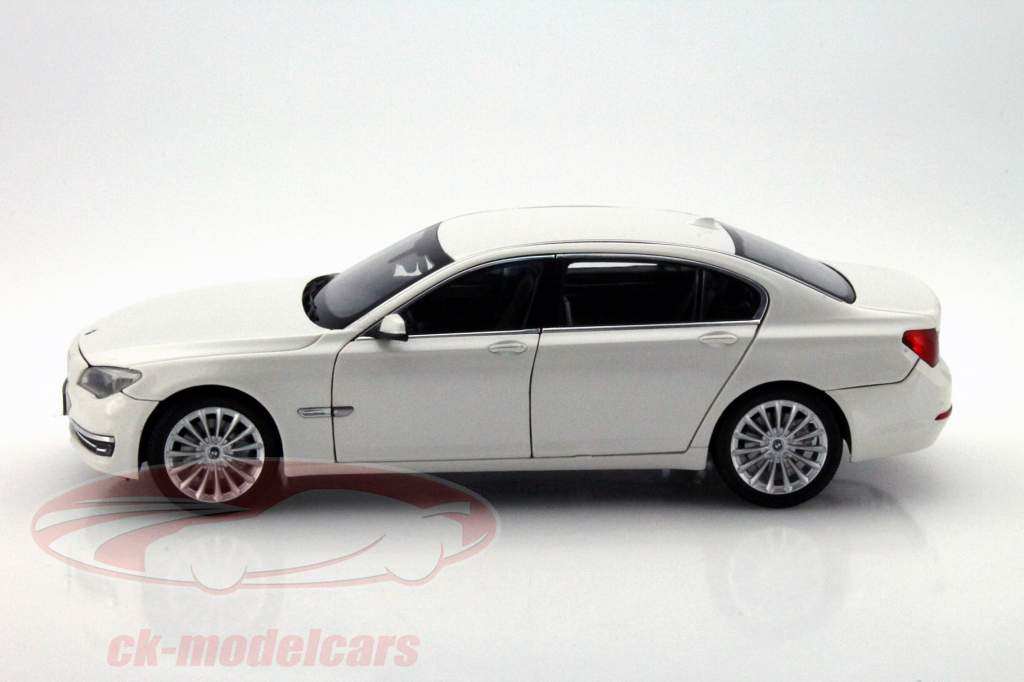 Kyosho 1:18 BMW 750Li (F02) mineral white 80432360451 model