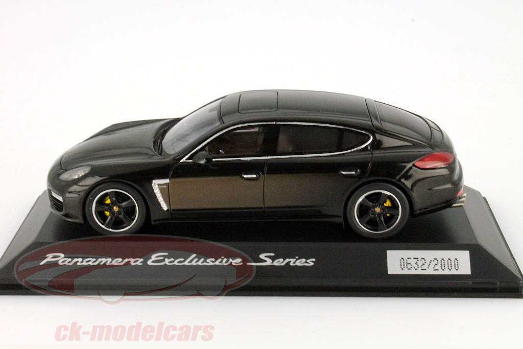 Porsche Panamera Exclusive Series maroon / sort 1:43 Spark
