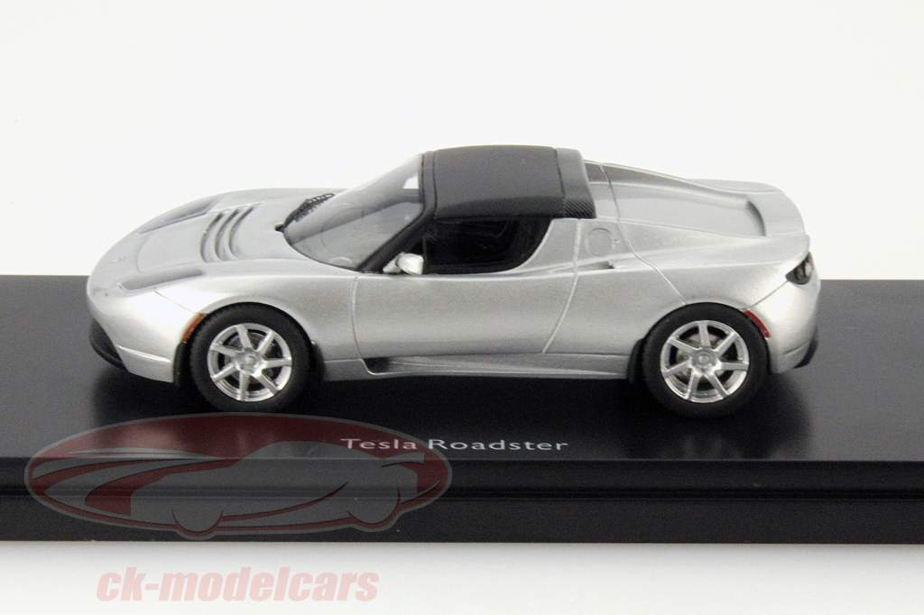 Tesla Roadster серебро 1:43 Schuco