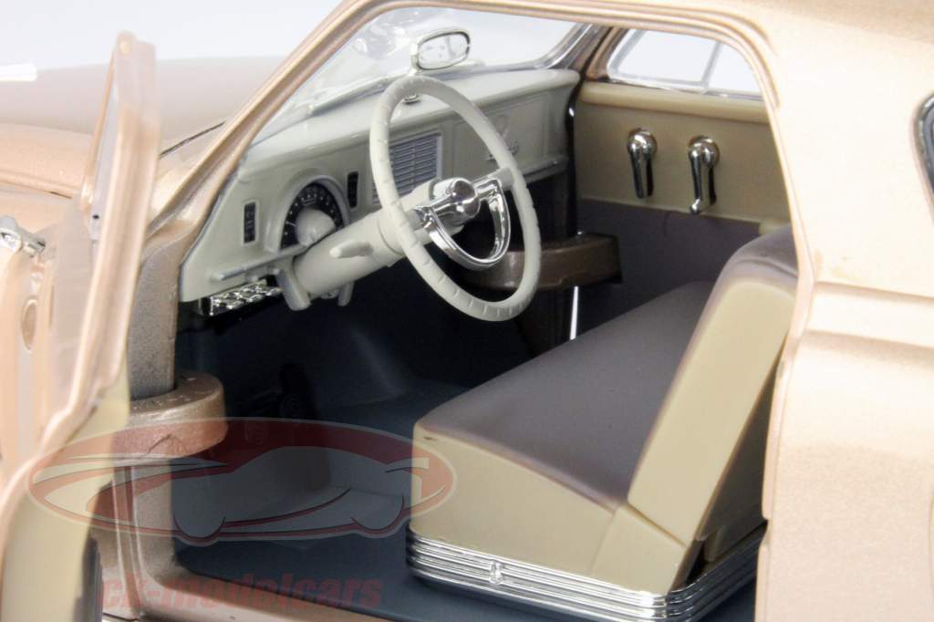 Studebaker Champion Year 1950 gold 1:18 Yatming