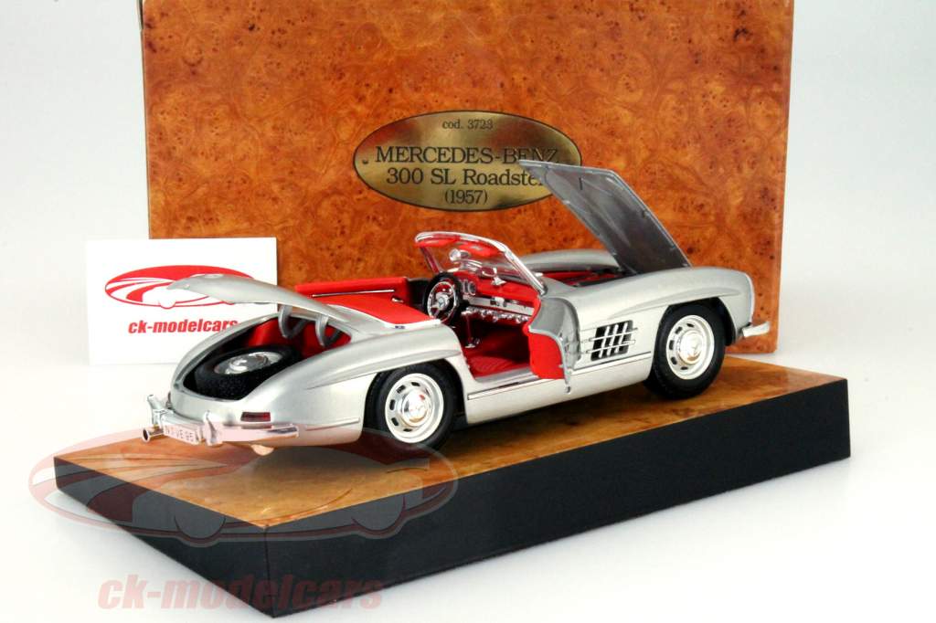 burago メルセデスベンツ　300SL ロードスター Bburago 1:18 Mercedes-Benz 300 SL Roadster 年 1957 銀 モデル