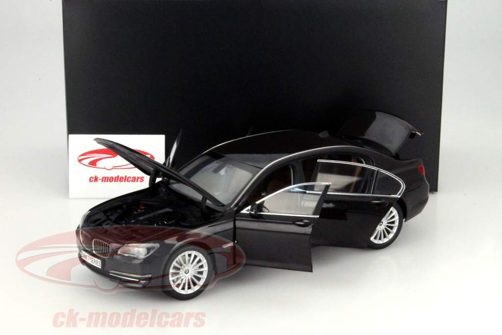 BMW 750 Li année 2013 Sophisto gris 1:18 Kyosho