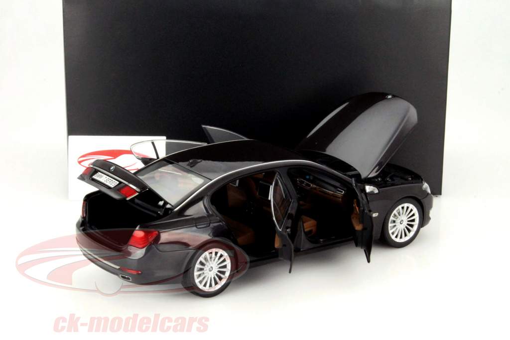 BMW 750 Li année 2013 Sophisto gris 1:18 Kyosho