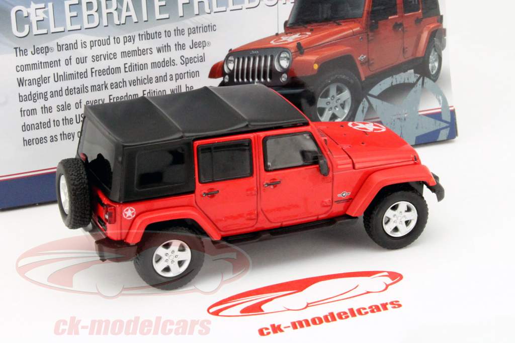 Jeep Wrangler 4-дверный 2015 года SoftTop красный / черный 1:43 Greenlight