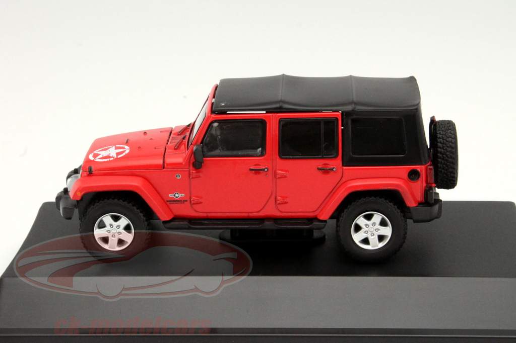 Jeep Wrangler 4-дверный 2015 года SoftTop красный / черный 1:43 Greenlight