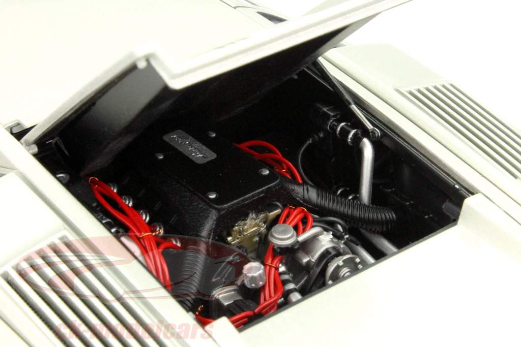 Lamborghini Countach 25th Anniversary издание 1990 серебристый металлик 1:18 Autoart