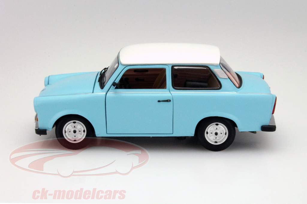 Trabant 601 Deluxe hellblau / weiß 1:18 SunStar