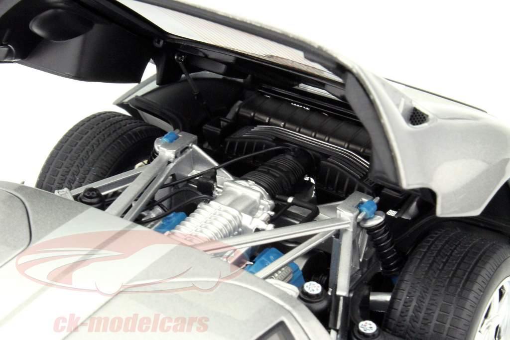 Ford GT 年 2004 グレー / 銀 1:18 AUTOart