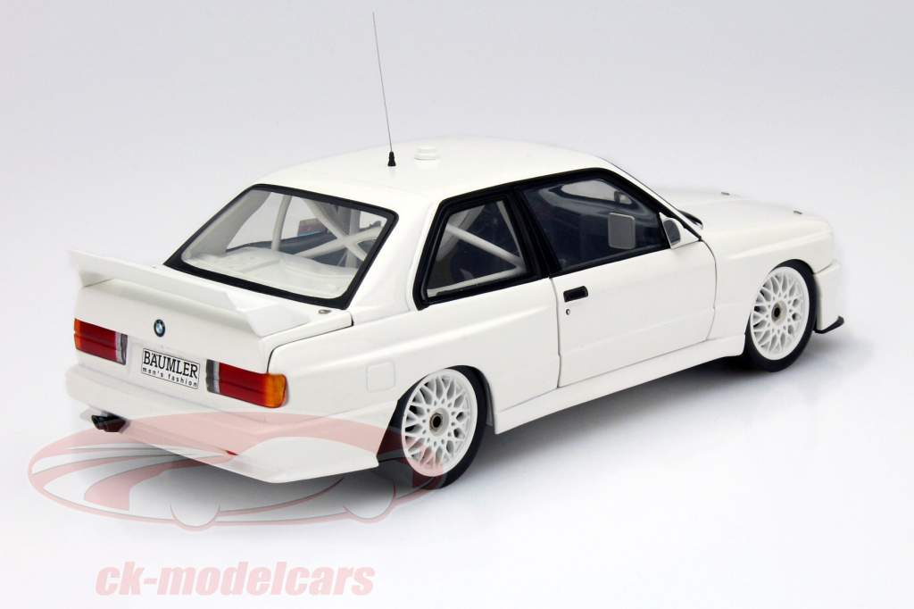 BMW M3 (E30) Plain Body Version Год 1992 Белый 1:18 Minichamps