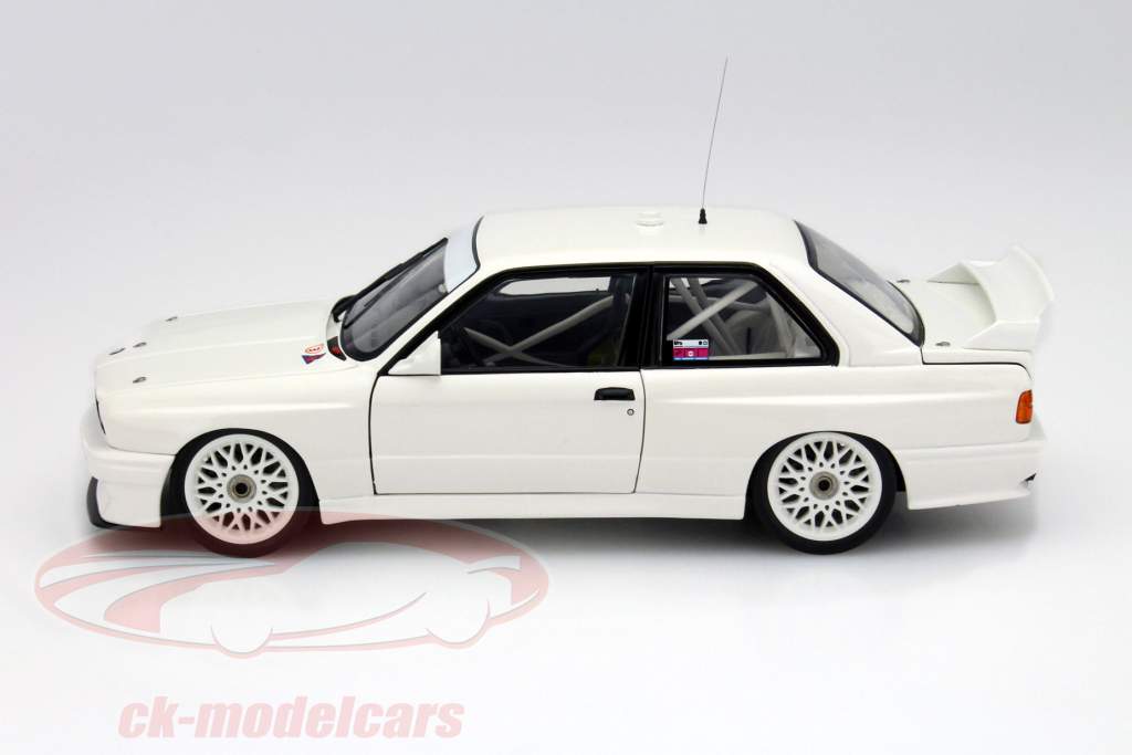 BMW M3 (E30) Plain Body Version Год 1992 Белый 1:18 Minichamps