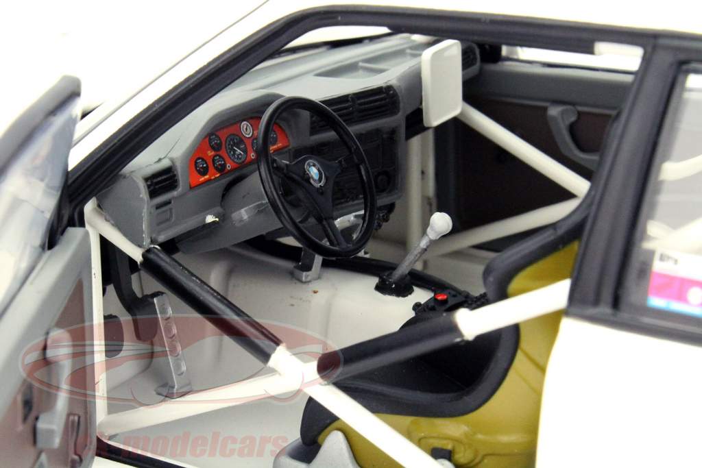 BMW M3 (E30) Plain Body Version Год 1992 Белый 1:18 Minichamps