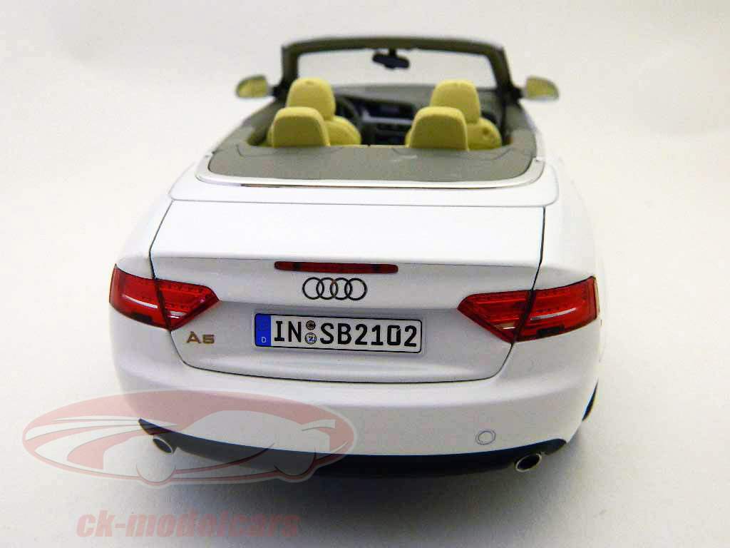 Audi A5 Cabriolet blanc / blanc Année 2010 1:18 Norev