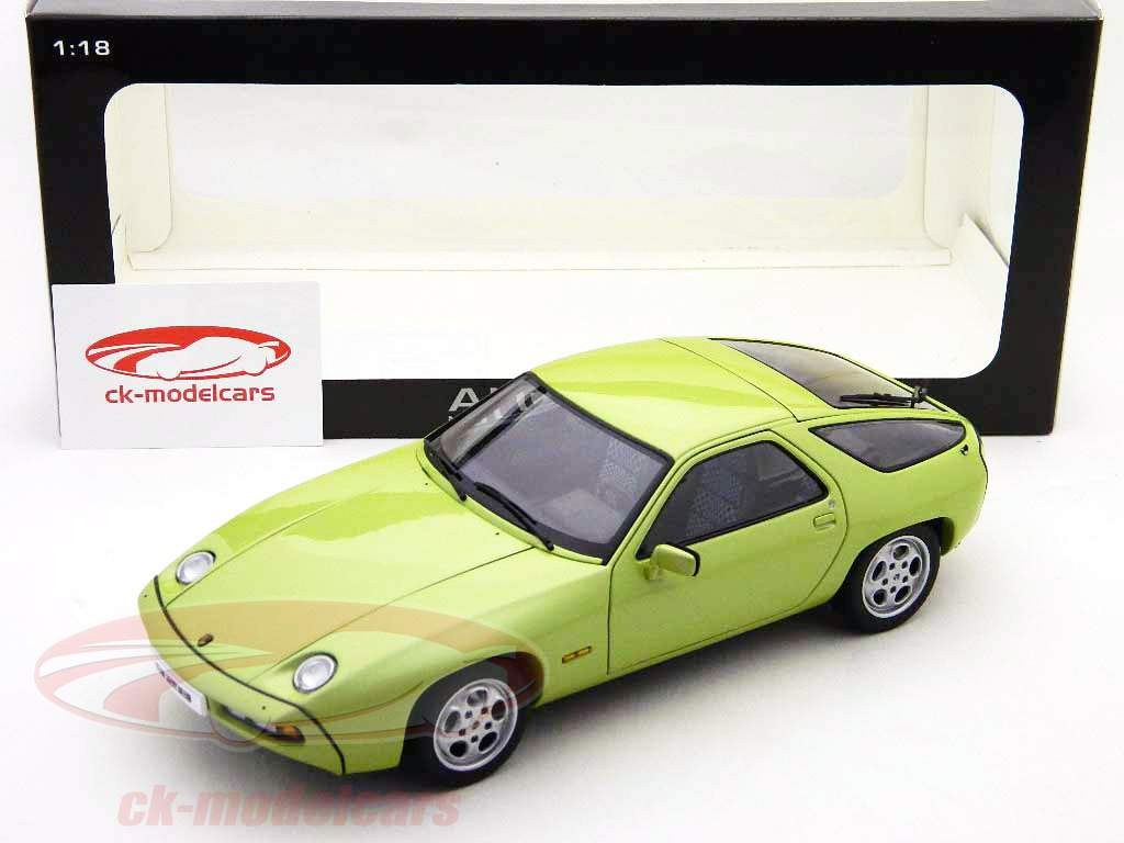 Porsche 928 ミニカー 1/18 Autoart AUTOart 1:18 Scale Porsche 928, Guards Red. ezToys - Diecast
