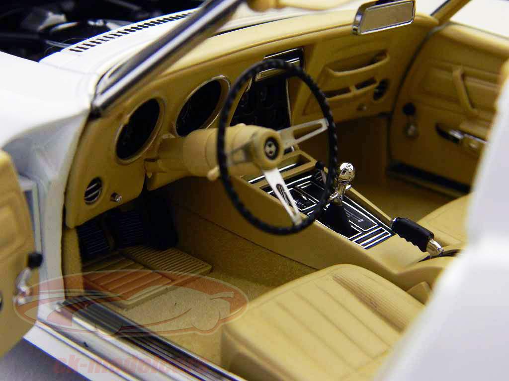雪佛兰Corvette年份1970经典的白色AUTOA​​RT 1:18