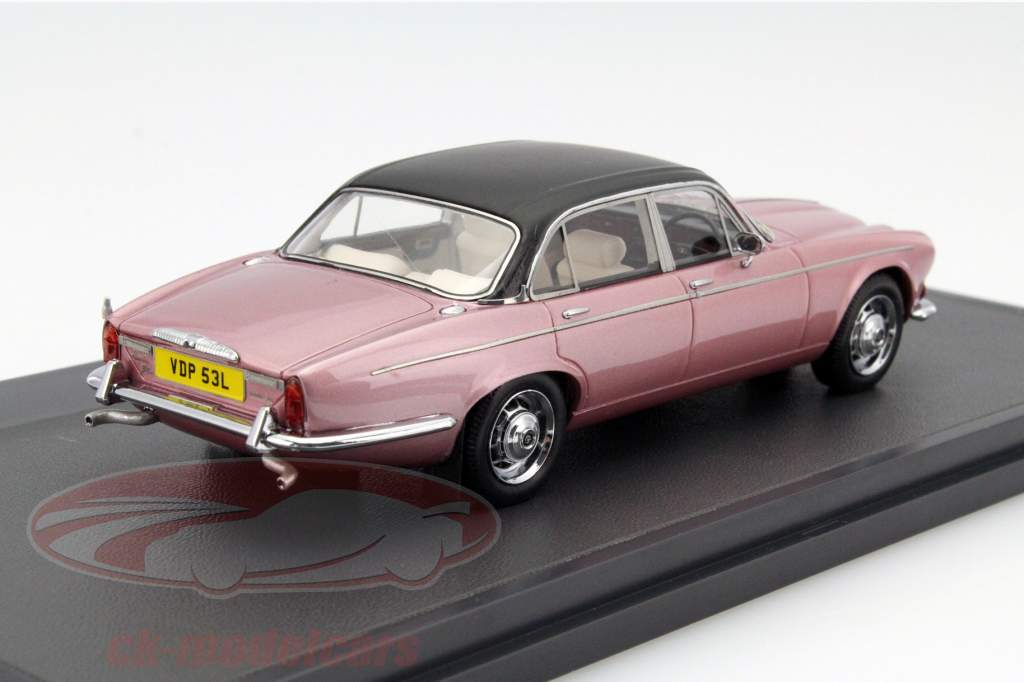 Daimler Double Six Vanden Plas S1 Baujahr 1973 pink metallic 1:43 Matrix